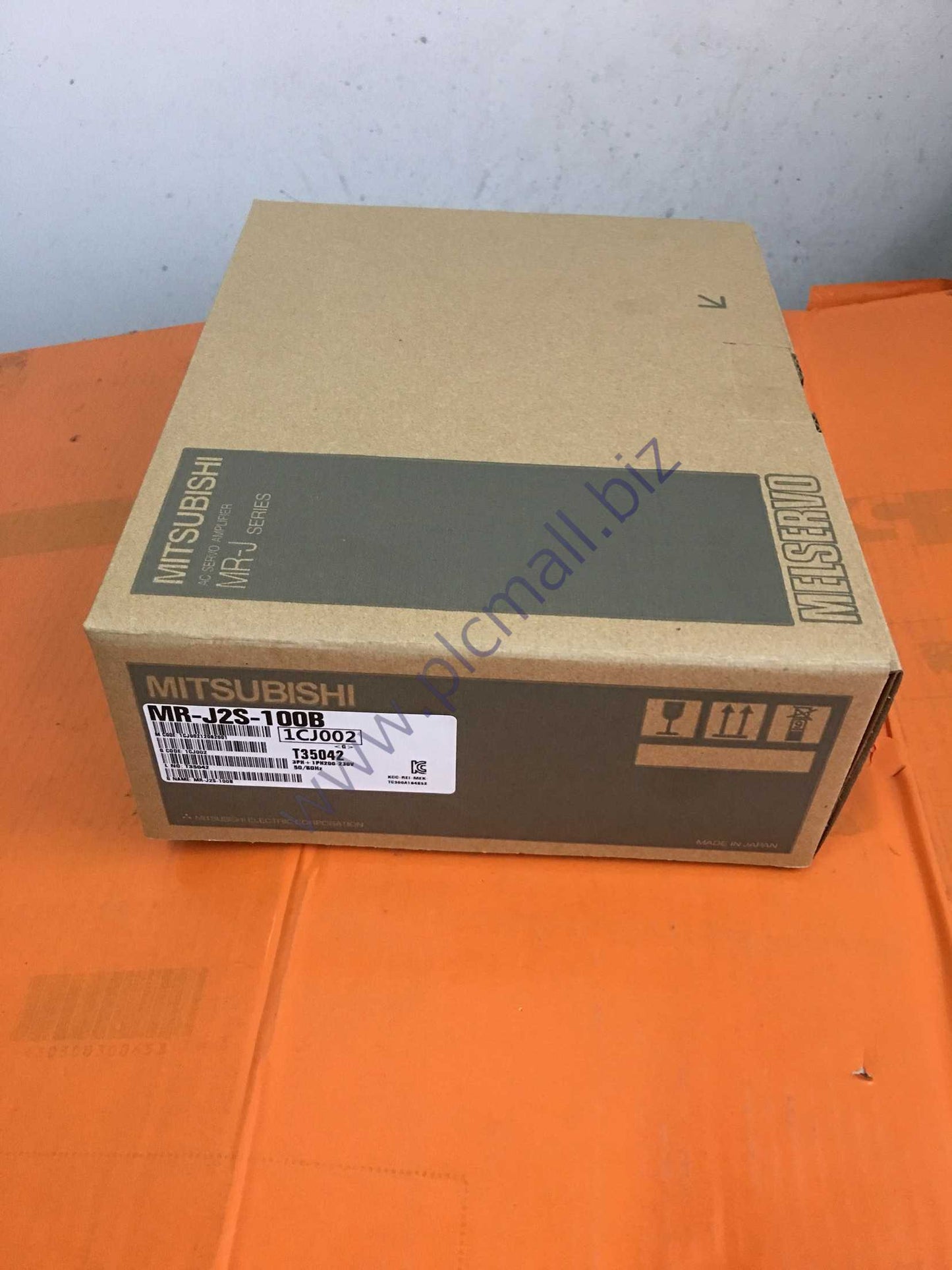 MR-J2S-100B Mitsubishi server Driver NEW IN BOX Fast transportation
